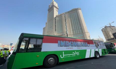 Petugas Seksi Transportasi Daker Makkah sedang melakukan simulasi pelaksanaan jalur Bus Shalawat di Makkah, Arab Saudi, Ahad (12/6). Sebanyak 204 bus shalawat akan melayani pergerakan para jamaah yang hendak sholat fardhu di Masjidil Haram. Jelang Armuzna, Operasional Bus Shalawat Dihentikan Sementara