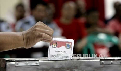 Petugas SIpir dan Warga Binaan melakukan simulasi pemungutan dan penghitungan suara Pilkada di Lapas Kelas 1 CIpinang, Jakarta, Kamis (9/2). 