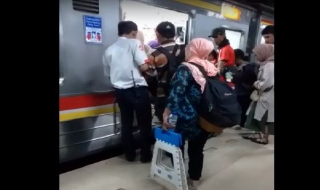 Petugas Stasiun Kereta Api Manggarai mendampingi kelompok disabilitas