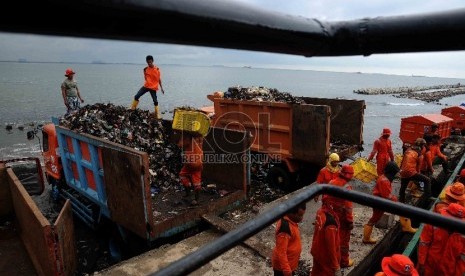 Petugas Suku Dinas Kebersihan Kepulauan Seribu memindahkan sampah dari kapal pengangkut sampah ke truk di Pelabuhan Muara Angke, Jakarta Utara, Rabu (16/12). (Republika/Agung Supriyanto)