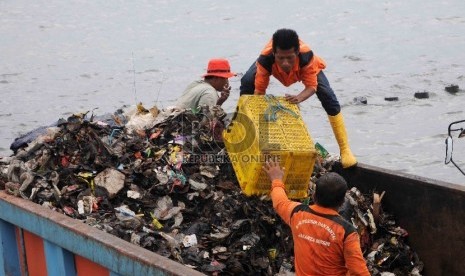 Petugas pengangkut sampah (ilustrasi).