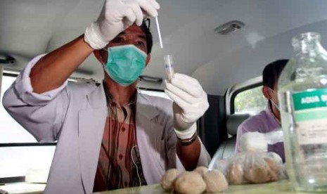 Petugas Suku Dinas Peternakan dan Perikanan Jakarta Barat melakukan pengujian laboratorium terhadap bakso terindikasi mengandung daging babi saat razia di Pasar Tomang Barat, Jakarta, Jumat (14/12). 