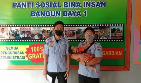 Petugas Suku Dinas Sosial Jakarta Barat yang menyelamatkan bayi dari upaya ibunya yang ingin menenggelamkannya