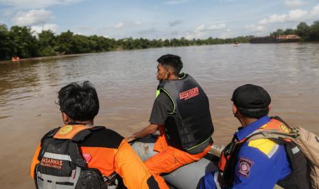 Petugas Tagana dan relawan melakukan pencarian korban kapal tenggelam (ilustrasi). Sekurangnya lima orang yang diduga penumpang kapal berwarga negara Indonesia (WNI) tewas dalam kecelakaan kapal di wilayah perairan Johor Bahru, Malaysia, Kamis (20/1/2022). 