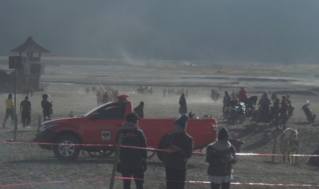 Petugas Taman Nasional Bromo Tengger semeru (TNBTS) melakukan penjagaan di sekitar kawasan Gunung Bromo yang mengalami erupsi di Probolinggo, Jawa Timur, Sabtu (20/7/2019).