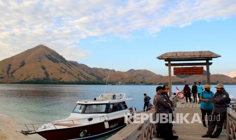 Petugas taman nasional menggunakan masker saat bertugas di pintu masuk kawasan wisata Pulau Kelor di Taman Nasional (TN) Komodo, Manggarai Barat, NTT, Sabtu (18/7/2020). Belasan organisasi pelaku wisata Labuan Bajo tolak kenaikan harga tiket Pulau Komodo.