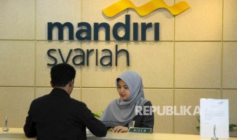 Petugas teller Bank Syariah Mandiri melayani nasabah. (ilustrasi)