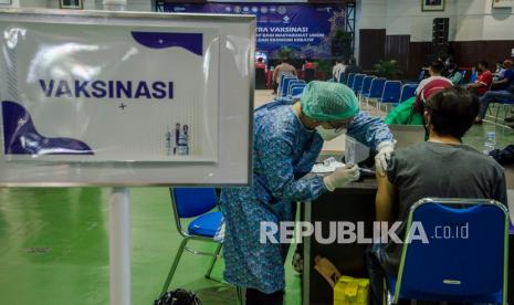 Petugas tenaga kesehatan menyuntikkan vaksin COVID-19 kepada warga di Sentra Vaksinasi Masyarakat dan Pelaku Pariwisata dan Ekonomi Kreatif STP Bandung, Jawa Barat, Sabtu (17/7/2021). Kementerian Pariwisata dan Ekonomi Kreatif menargetkan sedikitnya 90-95 persen dari 34 juta masyarakat pelaku dan pekerja pariwisata dan ekonomi kreatif se-Indonesia bisa terfasilitasi program percepatan vaksinasi COVID-19 sehingga pemulihan ekonomi di sektor tersebut segera tercapai. 