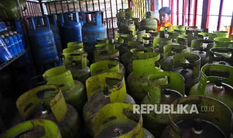  Petugas tengah memeriksa gas elpiji tiga kilogram (kg) di agen penjualan tabung gas SPBU Pertamina Cikini, Jakarta, Kamis (15/12). 