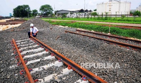  Petugas tengah mengecek jalur kereta di kawasan Bandara Soekarno-Hatta, Tanggerang, Banten, Senin (1/2).