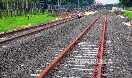  Petugas tengah mengecek jalur kereta di kawasan Bandara Soekarno-Hatta, Tanggerang, Banten, Senin (1/2).