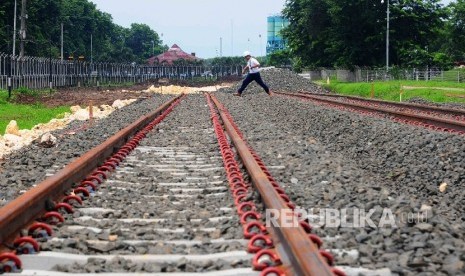 Petugas tengah mengecek jalur kereta di kawasan Bandara Soekarno-Hatta, Tanggerang, Banten, Senin (1/2).