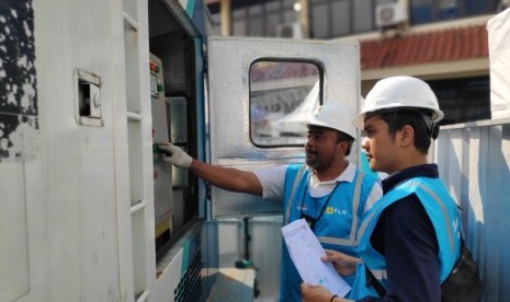 Petugas tengah mengecek kondisi gardu listrik.