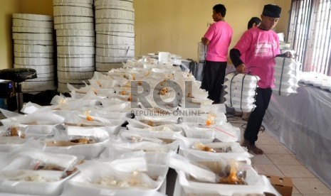  Petugas tengah menyiapkan takjil berbuka puasa di dapur Masjid Istiqlal, Jakarta Pusat, Rabu (10/7). (Republika/Rakhmawaty La'lang)