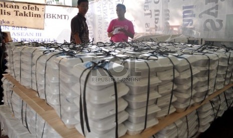  Petugas tengah menyiapkan takjil berbuka puasa di dapur Masjid Istiqlal, Jakarta Pusat, Rabu (10/7). (Republika/Rakhmawaty La'lang)