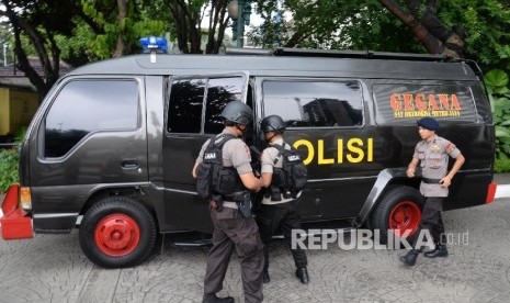 Petugas Tim Gegana Polda Metro Jaya berjalan seusai melakukan penyisiran terkait ancaman bom di Gedung Balai Kota DKI Jakarta, Rabu (20/7). (Republika/ Yasin Habibi)