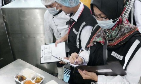 Petugas tim katering PPIH memeriksa makanan yang dimasak di perusahaan katering Al Andalus di Madinah, Senin (15/8). 