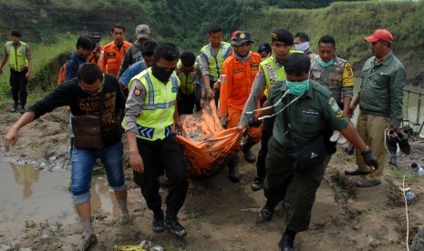 Petugas Tim SAR Gabungan mengevakuasi jenazah warga yang tertimbun longsor di Sukabumi. (Ilustrasi)