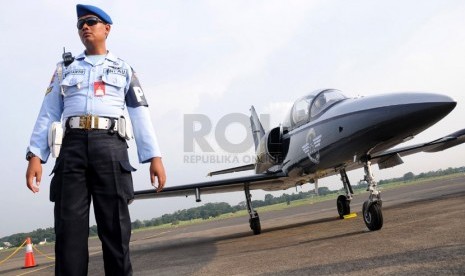  Petugas TNI AU menjaga pesawat Tim Breatling Jet di Bandara Halim Perdanakusuma, Jakarta, Sabtu (2/3).   (Republika/Aditya Perdana Putra)