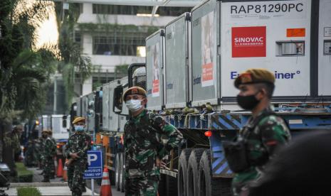 Petugas TNI berjaga di samping kontainer yang membawa bahan baku vaksin COVID-19 Sinovac saat tiba di Bio Farma, Bandung, Jawa Barat, Selasa (27/7/2021). 