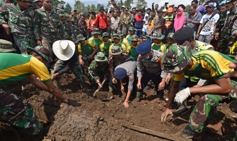 Petugas TNI, Polri, serta Basarnas mencari korban pascabanjir bandang aliran Sungai Cimanuk di Lapangparis, Tarogong Kidul, Kabupaten Garut, Jabar, Jumat (23/9).