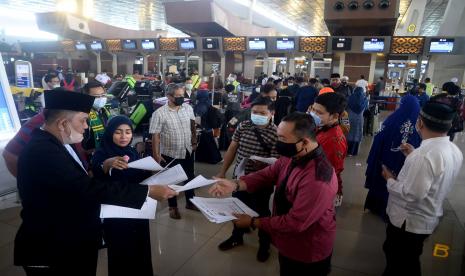 Biro Perjalanan di Jaksel Mulai Buka Layanan Umroh. Petugas tour n travel membagikan visa kepada calon jamaah umroh di Terminal 3 Bandara Soekarno Hatta,Tangerang, Banten, Ahad (1/11). 