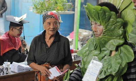 Petugas TPS menggunakan seragam dan atribut berbagai rupa di Surabaya, Jawa Timur, Rabu (9/12).