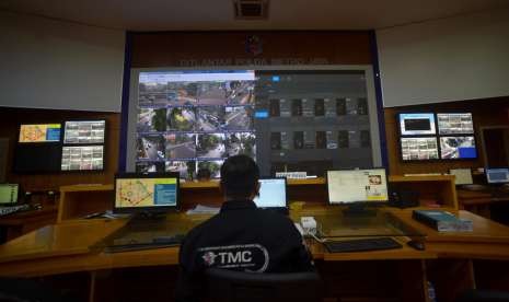 Petugas Traffic Management Center (TMC) memantau pelanggar lalu lintas melalui layar CCTV di ruas jalan Thamrin-Sudirman di ruang kontrol Ditlantas Polda Metro Jaya, Senin (01/10/2018). Direktorat Lalu Lintas (Ditlantas) Polda Metro Jaya belum memberlakukan sanksi pembayaran denda bagi para pelanggar selama uji coba di sepanjang ruas Jalan MH Thamrin-Sudirman, melainkan akan diberikan peringatan berupa pengiriman surat beserta foto pelanggaran ke alamat yang sesuai dengan STNK para pelanggar.