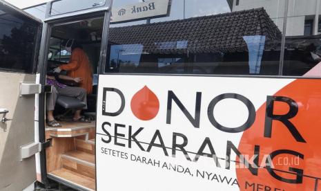 Petugas Unit Donor Darah (UDD) PMI Kabupaten Banyumas, melayani proses donor darah keliling sesuai protokol kesehatan penanganan COVID-19, di Kantor RRI Purwokerto, Banyumas, Jateng, Jumat (3/4/2020). PMI Kabupaten Banyumas tetap melaksanakan donor darah keliling yang dilakukan dengan protokol kesehatan penanganan COVID-19, karena pemasukan darah rata-rata per hari turun hingga 50 persen, dari 170 menjadi 86 kantong darah per hari sejak merebaknya wabah COVID-19 di Kabupaten Banyumas. 