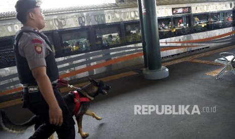 Petugas unit keamanan dengan bantuan anjing pelacak melakukan pengamanan.