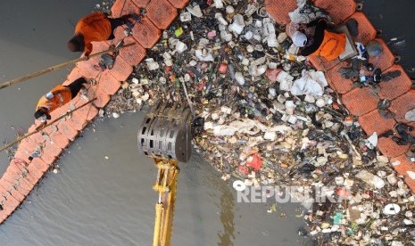 Petugas Unit Pengelola Kebersihan (UPK) Badan Air Dinas Kebersihan DKI sedang mengambil sampah di kali Pesing, Jakarta Barat, Jumat (12/8). (Republika/Tahta Aidilla)