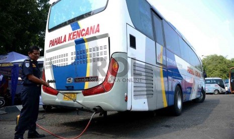  Petugas unit pengujian keliling Dinas Perhubungan DKI Jakarta melakukan uji emisi dan memeriksa komponen bus angkutan lebaran di Terminal Lebak Bulus, Jakarta, Kamis (1/8).    (Republika/Agung Supriyanto)