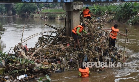 Petugas UPK Badan Air Dinas Lingkungan Hidup DKI Jakarta membersihkan sampah yang tersangkut di aliran Kanal Banjir Barat Ciliwung, Jakarta, Rabu (8/1/2020).