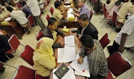 Petugas verifikasi KPU menjelaskan hasil pemeriksaan syarat administrasi kepada perwakilan partai politik di Kantor Komisi Pemilihan Umum (KPU), Jakarta.