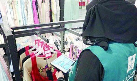 Petugas wanita dari kementerian perdagangan dan industri Arab Saudi tengah memeriksa gerai di sebuah toko kebutuhan wanita di Makkah.