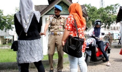  Petugas Wilayathul Hisbah (polisi syariat) Provinsi Aceh memberikan pengarahan kepada warga yang terjaring razia syariat islam di Banda Aceh beberapa waktu lalu.