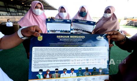 Petugas Wilayatul Hisbah (Polisi Syariat Islam) memperlihatkan seruan bersama larangan perayaan pergantian tahun mesehi dari 2021 ke 2022 saat melaksanakan sosialisasi ke hotel dan warung kopi (warkop) di Banda Aceh, Aceh (Ilustrasi). Amar makruf nahi mungkar merupakan salah satu syariat Islam yang agung 