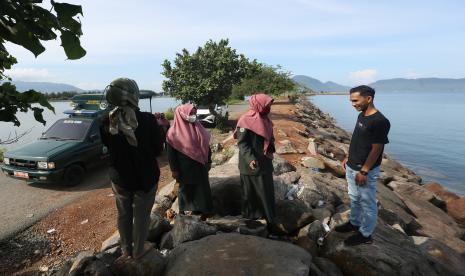 Petugas Wilayatul Hisbah (WH) Kota Banda Aceh memberikan peringatan dan pembinaan kepada warga saat razia penegakan hukum syariat islam di lokasi wisata pantai Ulee Lheu, Banda Aceh, Aceh, Rabu (23/2/2022). Razia rutin yang dilaksanakan petugas WH (polisi syariat islam) sebagai upaya menegakkan hukum syariat islam yang diantaranya mengatur beberapa hal terkait minuman beralkohol, perjudian, perzinahan, bermesraan di luar hubungan nikah, seks sesama jenis dan tata cara berbusana. 