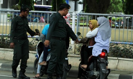 Petugas Wilayatul Hisbah (WH) melakukan razia Pengawasan dan Penegakan Syariat Islam di Lhokseumawe, Provinsi Aceh, Jumat (9/12). 