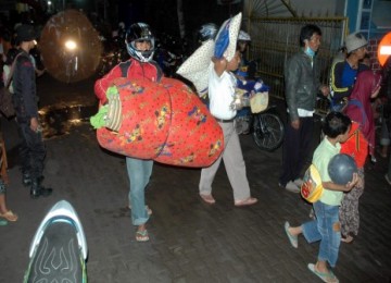 Petugas mengevakuasi pengungsi