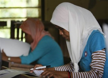 Petugas pemilu Filipina mengenakan hijab