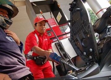 Petugas SPBU mengisi pertamax ke tangki sepeda motor (Illustrasi)