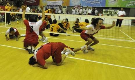 Pevoli Indonesia meluapkan kegembiraannya setelah berhasil menang atas Malaysia pada final Voli Duduk Putri ASEAN Para Games (APG) VI di GOR Manahan, Solo, Jawa Tengah, Senin (19/12/2011). 