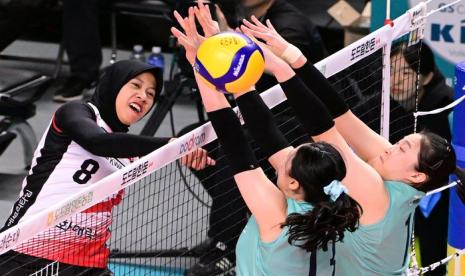 Pevoli putri Indonesia yang kini berlaga di Liga Korea Selatan bersama Red Sparks, Megawati Hangesti Putri (kiri).