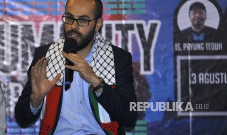  Pewakilan dari Palestine Syeikh Al Iman Abdul Qadir Al Mabhuh (kanan) menyampaikan paparanya saat acara talkshow Sound Of Humanity, Konser Cinta bagi Rakyat Palestina, disalah satu Caffe Sawangan, Depok, Kamis (3/8).