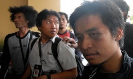 Pewarta foto Kompas.com, Banar Fil Hardhi, menjadi korban pengeroyokan siswa SMAN 6 terhadap wartawan di depan SMAN 6, Bulungan, Jakarta Selatan, Senin (19/9). 