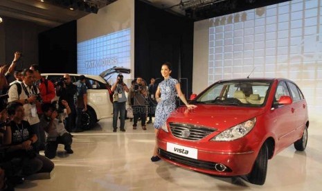   Pewarta foto mengabadikan model yang berpose di samping mobil Tata Vista GZX 1.4L MT produksi Tata Motors India saat peluncurannya di Jakarta, Selasa (10/9).    (Republika/Amin Madani)