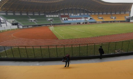 Pewarta foto mengambil gambar tribun stadion setelah peresmian stadion Bekasi, Jawa Barat, Senin (10/3). Stadion yang berkapasitas 30.000 penonton setelah diresmikan akan digunakan pertama kali untuk latihan timnas U-19.