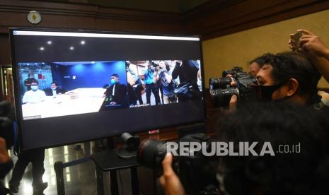 Pewarta memotret layar yang menampilkan terdakwa kasus dugaan suap pengurusan fatwa Mahkamah Agung Andi Irfan Jaya usai sidang perdana di Pengadilan Tipikor, Jakarta, Rabu (4/11/2020). Sidang yang beragenda pembacaan dakwaan itu menghadirkan terdakwa secara daring. 