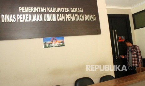 Pewarta mengamati ruangan kantor Dinas Pekerjaan Umum dan Penataan Ruang (PUPR) yang tersegel stiker KPK usai Operasi Tangkap Tangan (OTT) di Kompleks Pemerintah Daerah Kabupaten Bekasi, Cikarang, Jawa Barat, Senin (15/10).